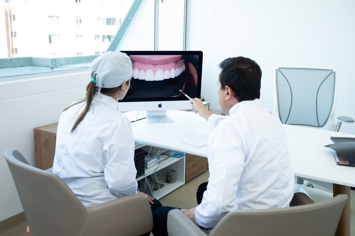 Especialistas evaluando el caso de un candidato para implantes dentales en Unilaser