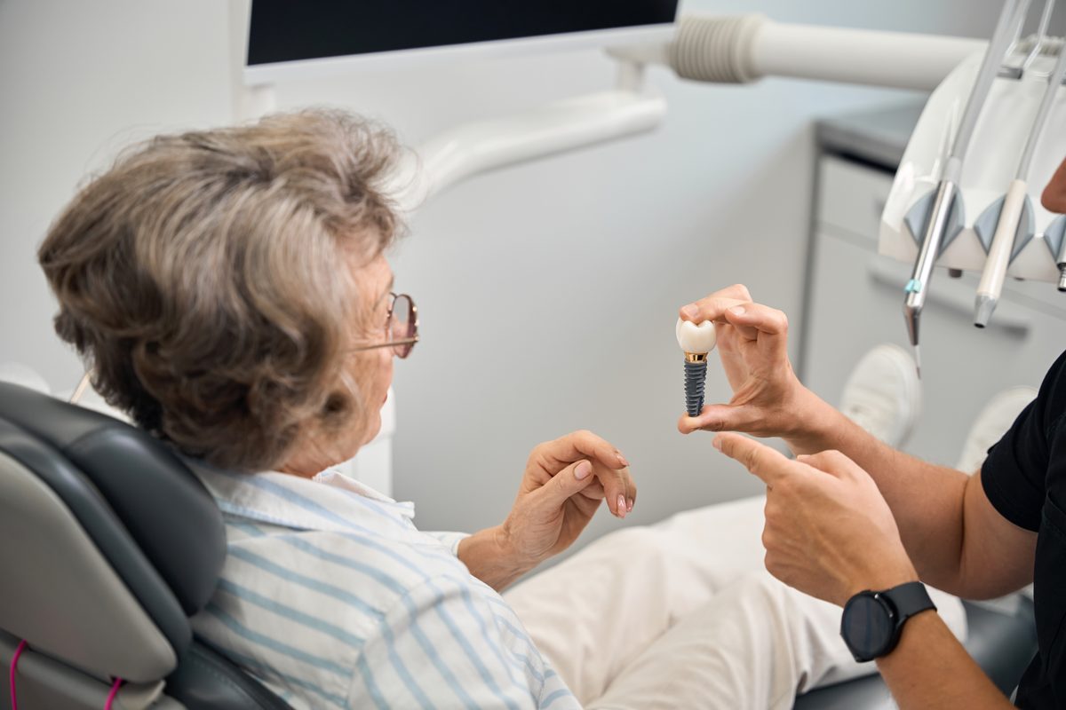 Revisión y cuidados de implantes dentales en Unilaser