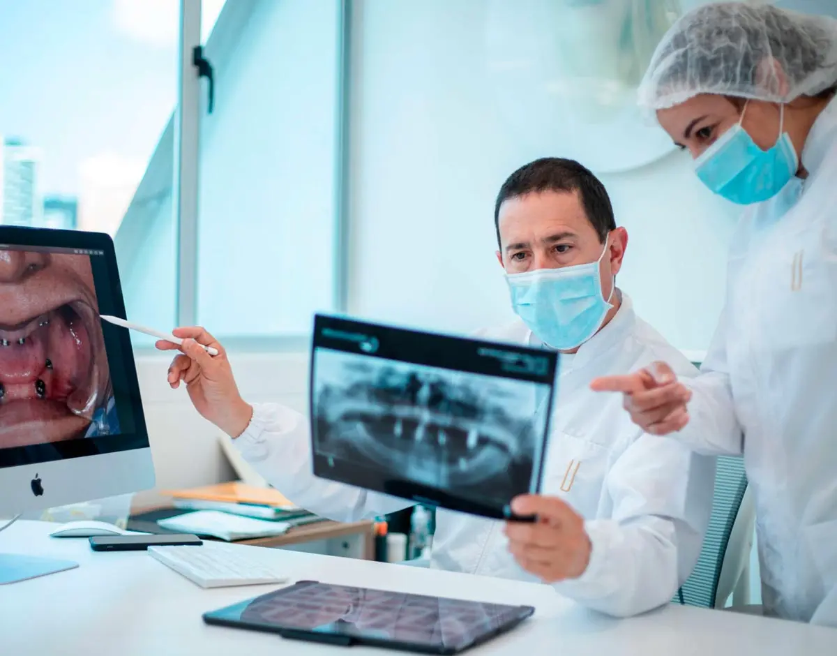Especialistas en Implantes Dentales Medellín Colombia